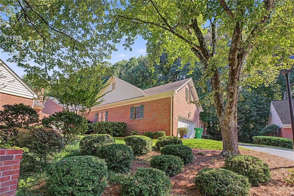 3 bedroom, 3 bathroom, 2,400 sq ft single family residence for sale at 1883 Bedfordshire Court, Decatur, GA 30033 — photo 4