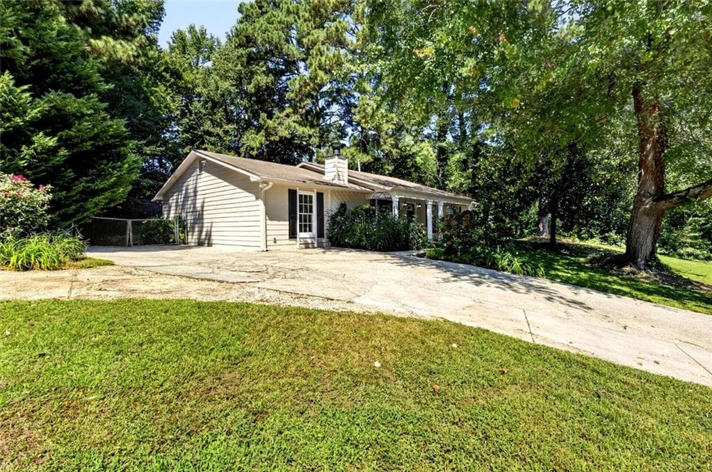 4 bedroom, 2 bathroom, 1,680 sq ft single family residence for sale at 850 The Circle, Lawrenceville, GA 30043 — photo 2