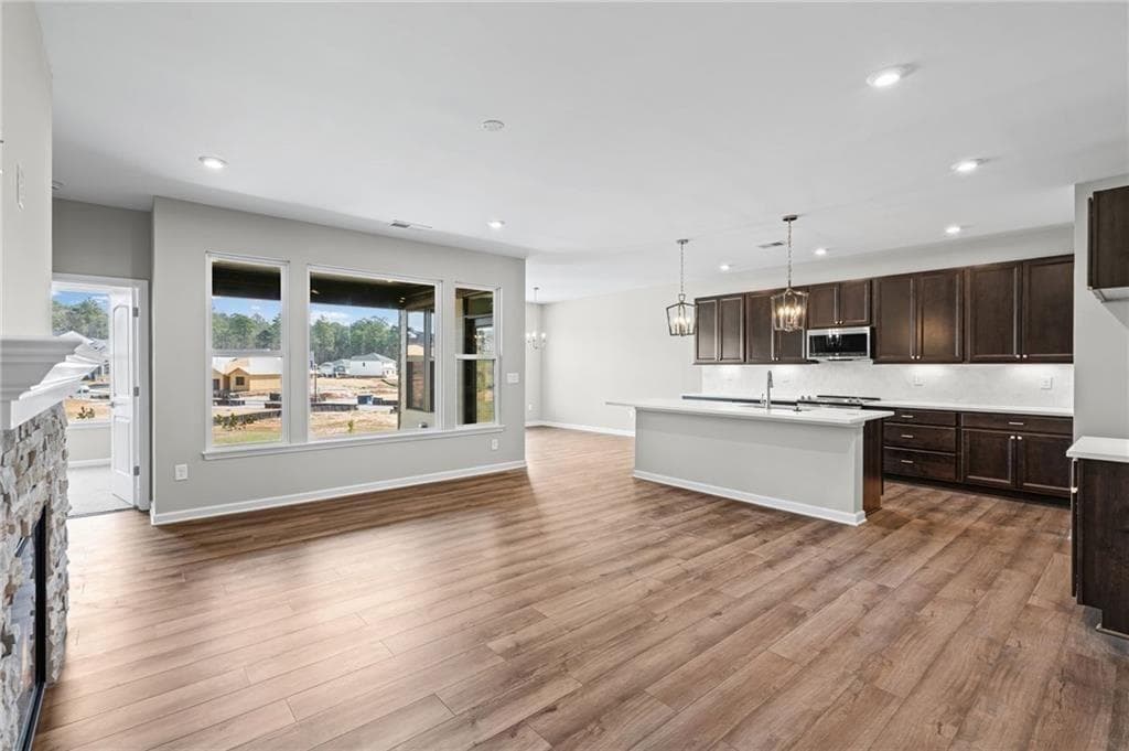 5 bedroom, 3 bathroom, 2,785 sq ft single family residence under contract at 713 Crystal Lake Parkway, Hoschton, GA 30548 — photo 3
