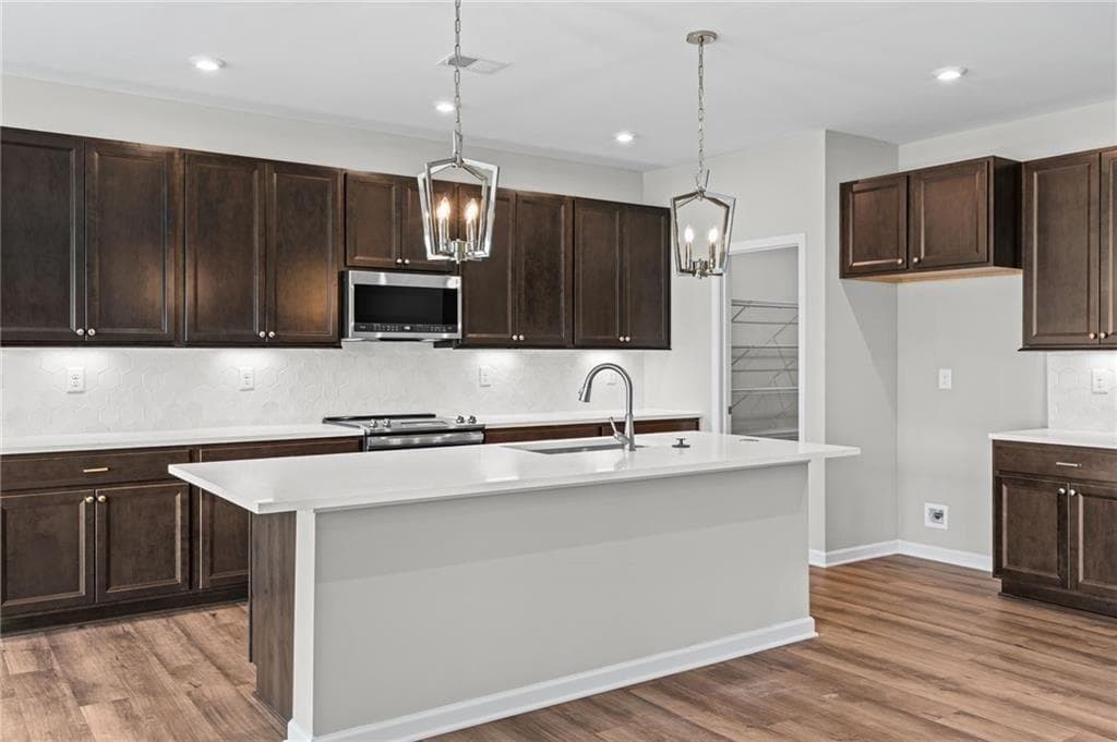 5 bedroom, 3 bathroom, 2,785 sq ft single family residence under contract at 713 Crystal Lake Parkway, Hoschton, GA 30548 — photo 4