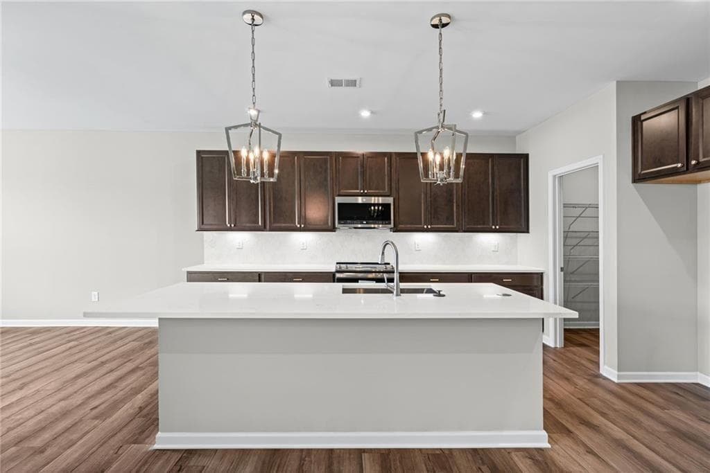 5 bedroom, 3 bathroom, 2,785 sq ft single family residence under contract at 713 Crystal Lake Parkway, Hoschton, GA 30548 — photo 5