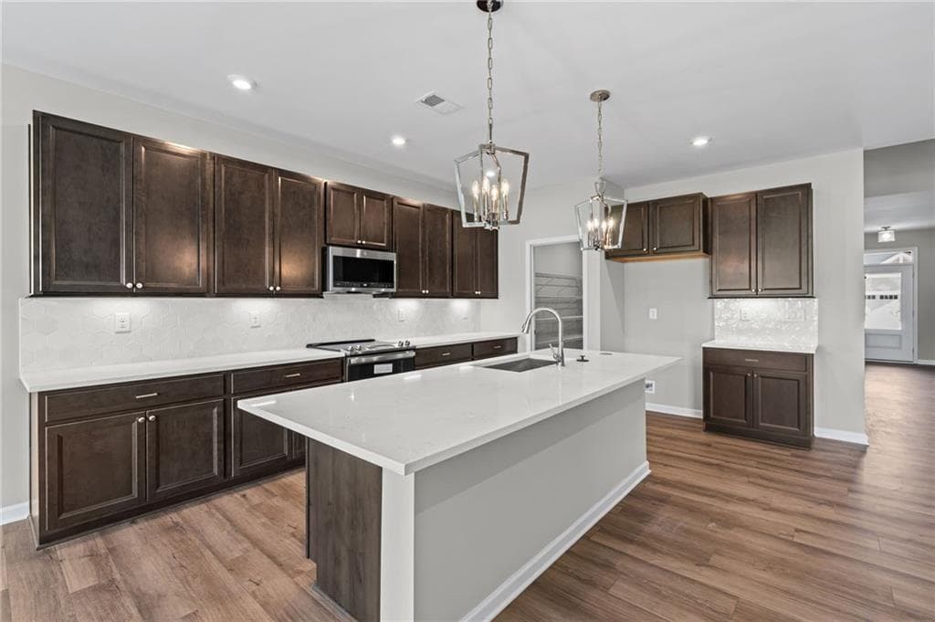 5 bedroom, 3 bathroom, 2,785 sq ft single family residence under contract at 713 Crystal Lake Parkway, Hoschton, GA 30548 — photo 6