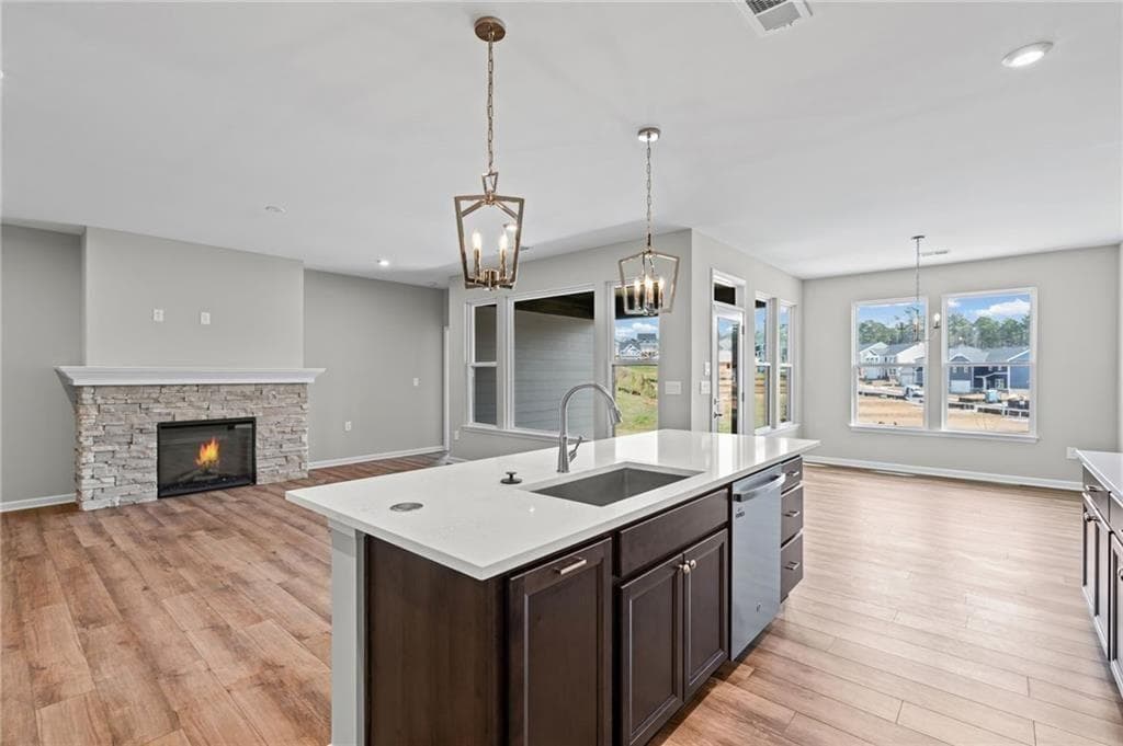 5 bedroom, 3 bathroom, 2,785 sq ft single family residence under contract at 713 Crystal Lake Parkway, Hoschton, GA 30548 — photo 8