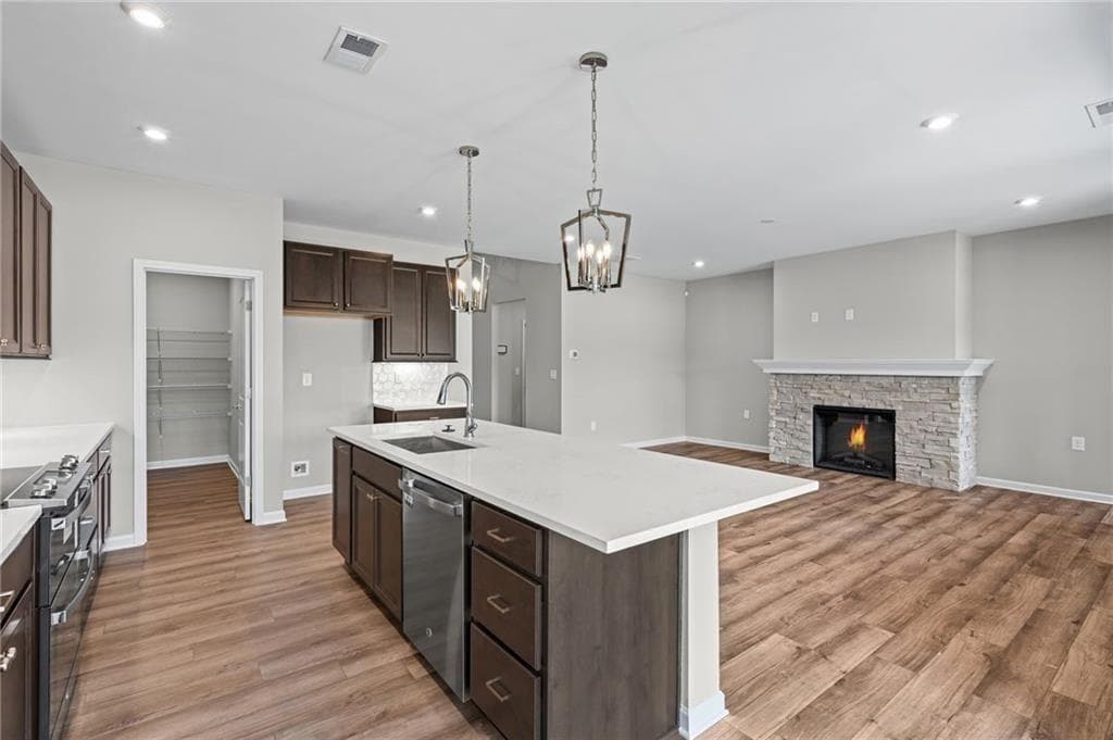 5 bedroom, 3 bathroom, 2,785 sq ft single family residence under contract at 713 Crystal Lake Parkway, Hoschton, GA 30548 — photo 9