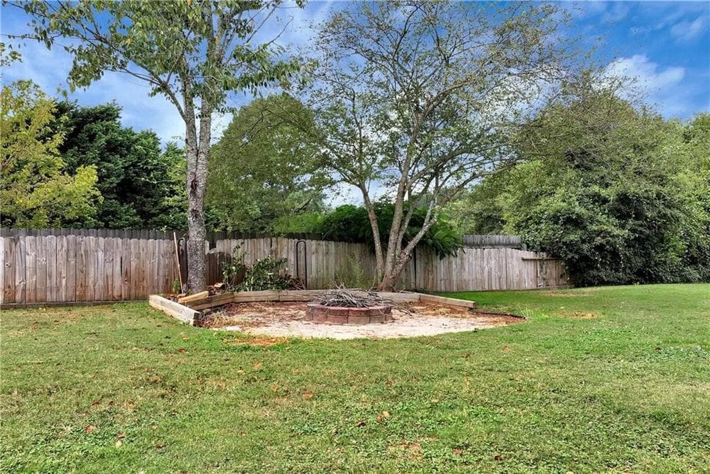 3 bedroom, 2 bathroom, 1,461 sq ft single family residence under contract at 5640 Raintree Trce, Oakwood, GA 30566 — photo 7