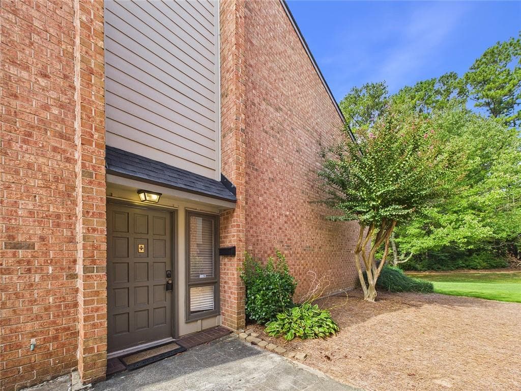 2 bedroom, 2 bathroom, 1,552 sq ft condominium for sale at 2483 Cedar Canyon Road, Marietta, GA 30067 — photo 4