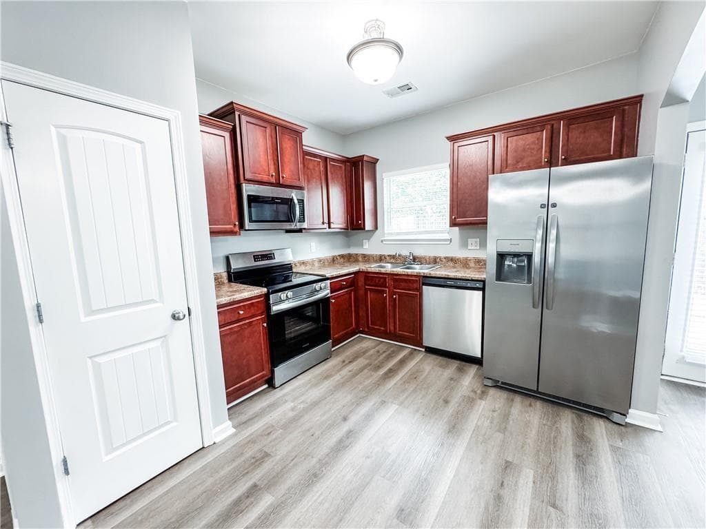 3 bedroom, 3 bathroom, 1,704 sq ft single family residence under contract at 3140 Broadleaf Trail, Fairburn, GA 30213 — photo 8