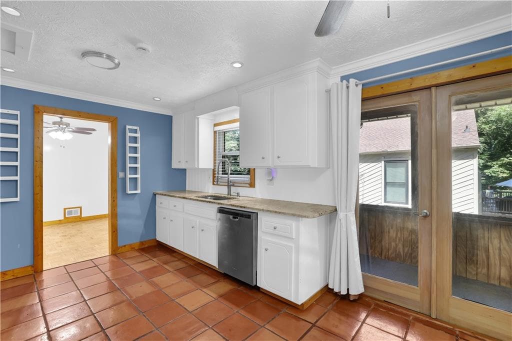 5 bedroom, 3 bathroom, 2,348 sq ft single family residence for sale at 3956 Viewpoint Court, Marietta, GA 30066 — photo 5