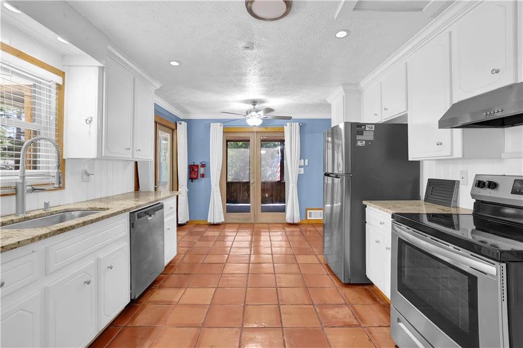 5 bedroom, 3 bathroom, 2,348 sq ft single family residence for sale at 3956 Viewpoint Court, Marietta, GA 30066 — photo 6