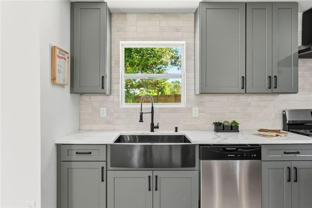 3 bedroom, 2 bathroom, 1,628 sq ft single family residence for sale at 978 Hilltop Court, Lawrenceville, GA 30045 — photo 7