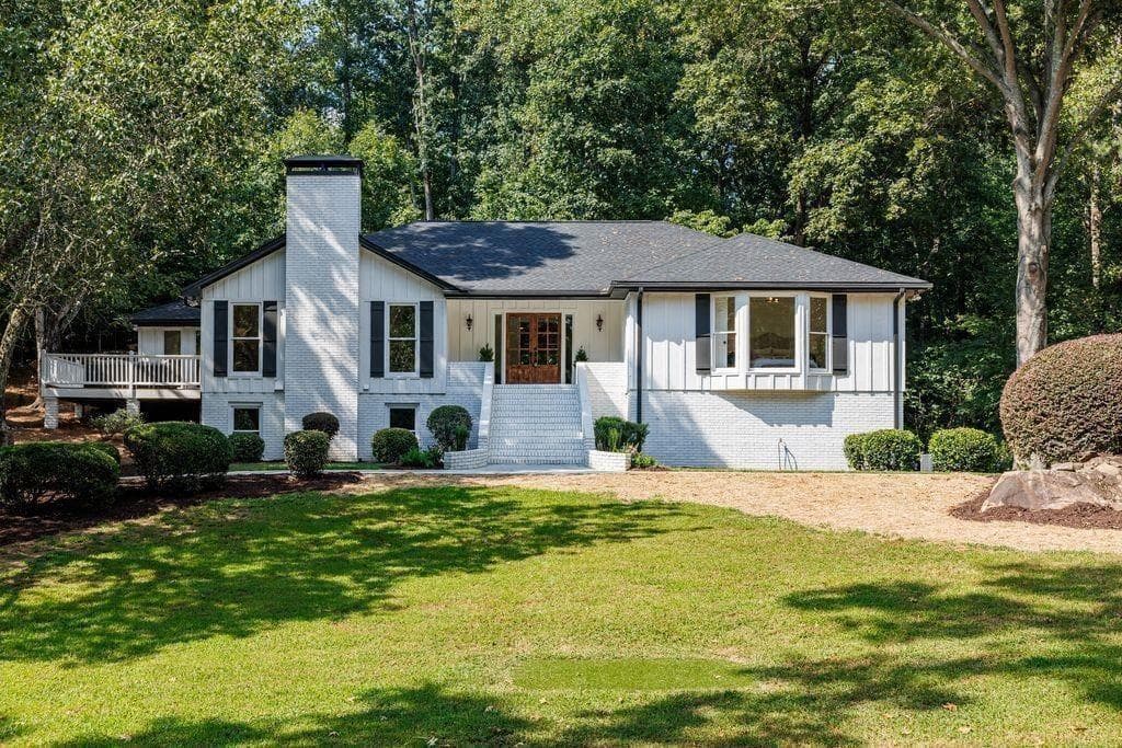 5 bedroom, 5 bathroom, 4,382 sq ft single family residence for sale at 820 Oakhaven Drive, Roswell, GA 30075 — photo 2