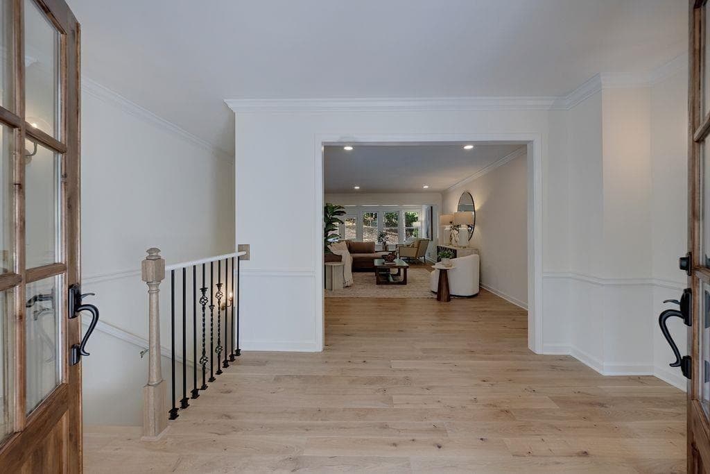 5 bedroom, 5 bathroom, 4,382 sq ft single family residence for sale at 820 Oakhaven Drive, Roswell, GA 30075 — photo 4