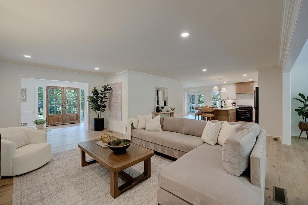 5 bedroom, 5 bathroom, 4,382 sq ft single family residence for sale at 820 Oakhaven Drive, Roswell, GA 30075 — photo 8