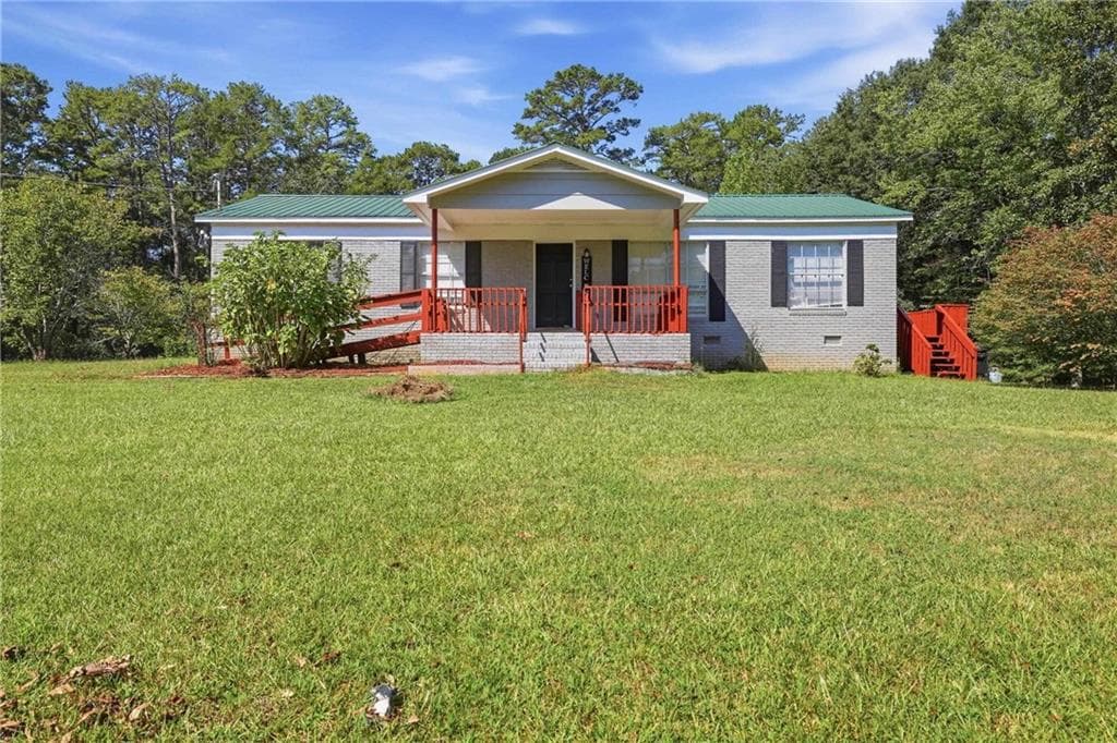 3 bedroom, 2 bathroom, 1,300 sq ft single family residence for sale at 814 Brookdale Rd, Toccoa, GA 30518 — photo 2