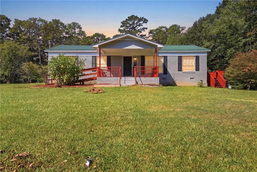 3 bedroom, 2 bathroom, 1,300 sq ft single family residence for sale at 814 Brookdale Rd, Toccoa, GA 30518 — photo 3