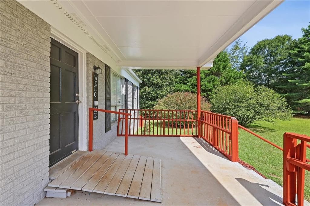 3 bedroom, 2 bathroom, 1,300 sq ft single family residence for sale at 814 Brookdale Rd, Toccoa, GA 30518 — photo 7