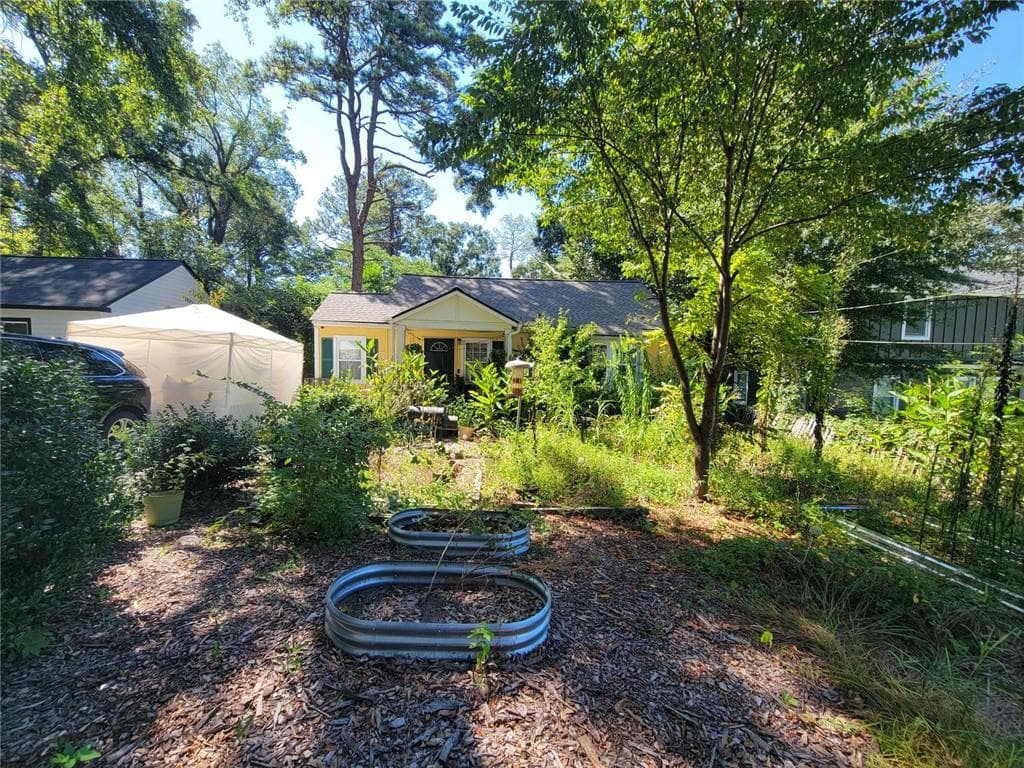 2 bedroom, 1 bathroom, 938 sq ft single family residence for sale at 2042 Arlington Circle, Atlanta, GA 30318 — photo 2