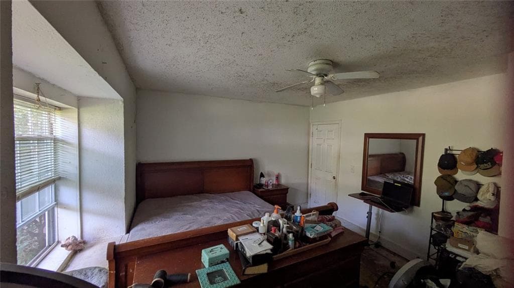 2 bedroom, 1 bathroom, 938 sq ft single family residence for sale at 2042 Arlington Circle, Atlanta, GA 30318 — photo 9