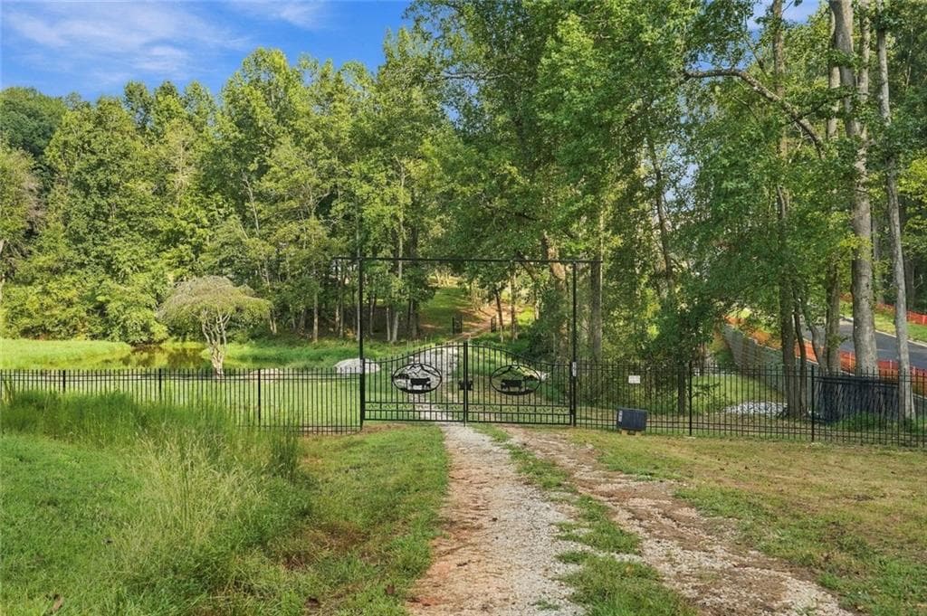 3 bedroom, 2 bathroom, 1,637 sq ft single family residence for sale at 993 Sam Freeman Road, Hoschton, GA 30548 — photo 2