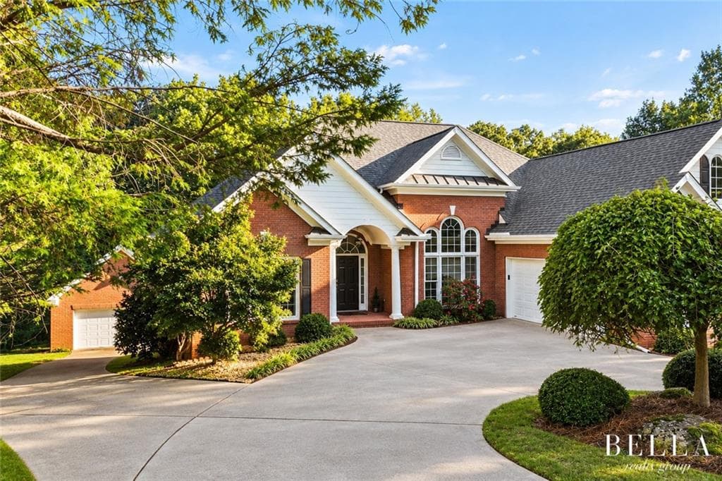 3 bedroom, 3 bathroom, 2,456 sq ft single family residence for sale at 8645 Anchor On Lanier Court, Gainesville, GA 30506 — photo 1 of 43