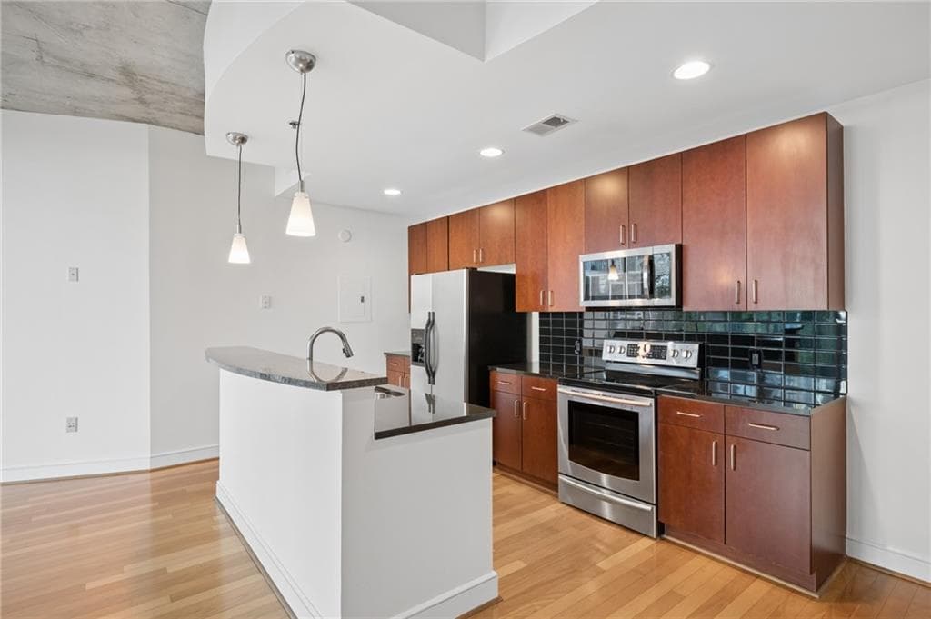 2 bedroom, 2 bathroom, 1,260 sq ft condominium for sale at 950 W Peachtree Street 903, Atlanta, GA 30309 — photo 4