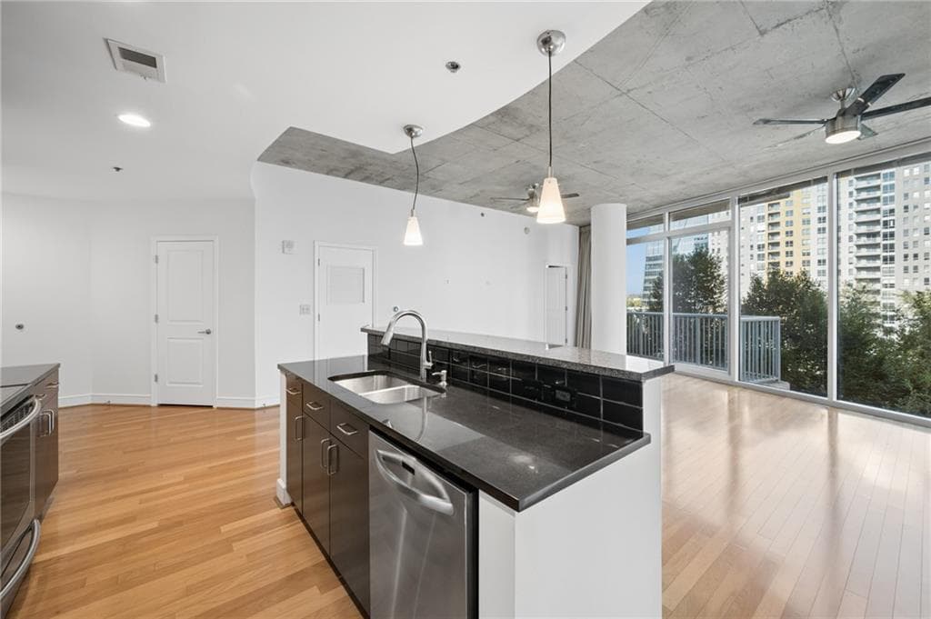 2 bedroom, 2 bathroom, 1,260 sq ft condominium for sale at 950 W Peachtree Street 903, Atlanta, GA 30309 — photo 6