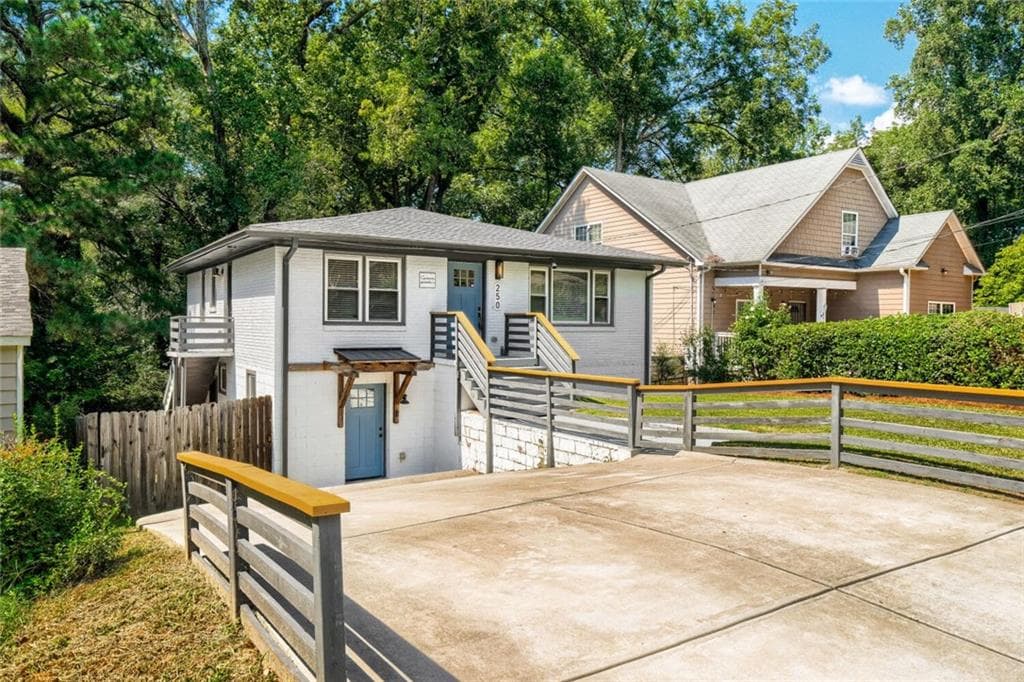 4 bedroom, 3 bathroom, 2,200 sq ft single family residence for sale at 250 Holly Road, Atlanta, GA 30314 — photo 2