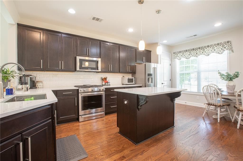 3 bedroom, 2 bathroom, 1,923 sq ft single family residence for sale at 3847 Sweet Magnolia Drive, Gainesville, GA 30504 — photo 3
