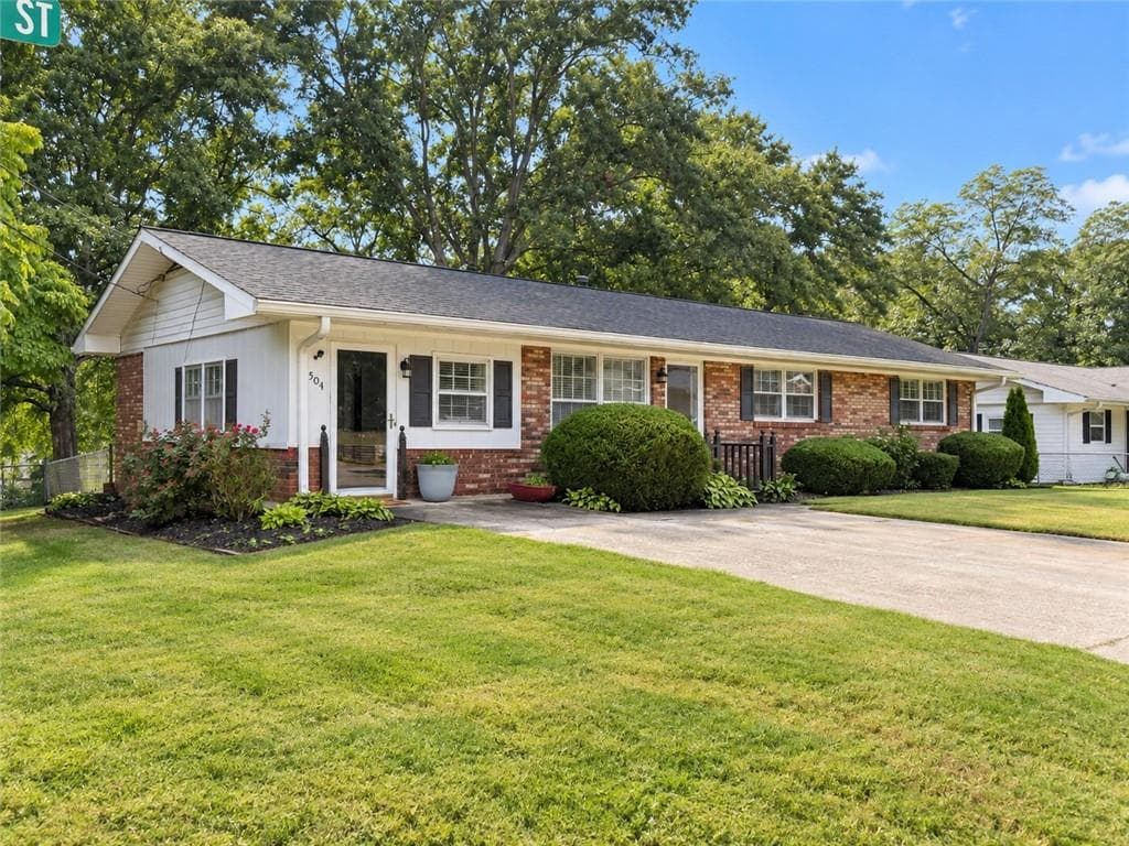 3 bedroom, 2 bathroom, 1,375 sq ft single family residence for sale at 504 Jackson Avenue, Palmetto, GA 30268 — photo 2