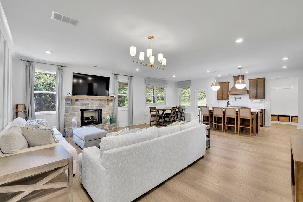 6 bedroom, 5 bathroom, 4,729 sq ft single family residence for sale at 2524 Parkside Way, Gainesville, GA 30507 — photo 2