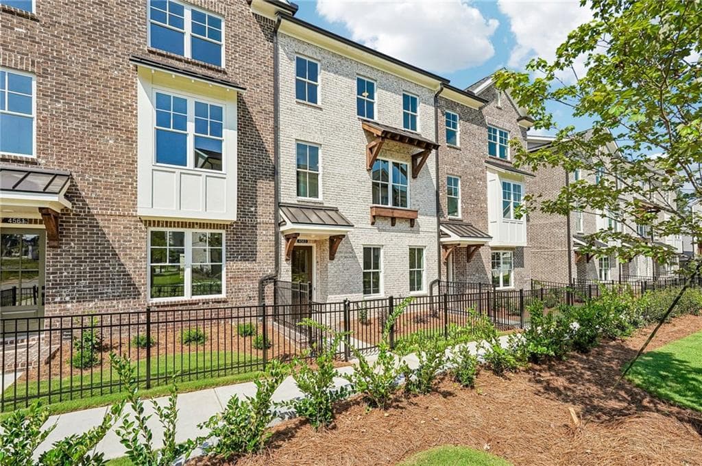 3 bedroom, 4 bathroom, 2,201 sq ft townhouse for sale at 4565 Deanston Court 388, Peachtree Corners, GA 30092 — photo 2