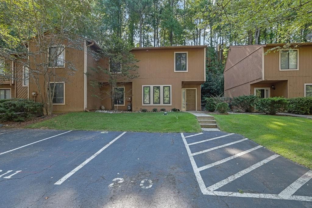 3 bedroom, 3 bathroom, 1,839 sq ft condominium for sale at 878 Lake Hollow Boulevard Southwest, Marietta, GA 30064 — photo 1 of 38