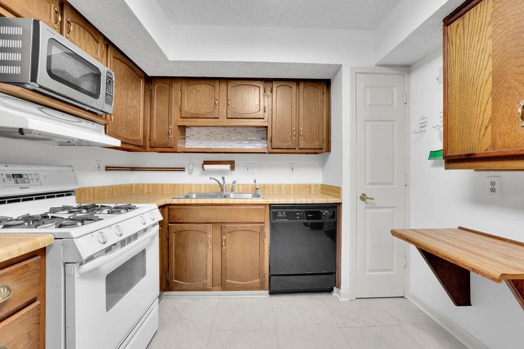 3 bedroom, 3 bathroom, 1,839 sq ft condominium for sale at 878 Lake Hollow Boulevard Southwest, Marietta, GA 30064 — photo 4