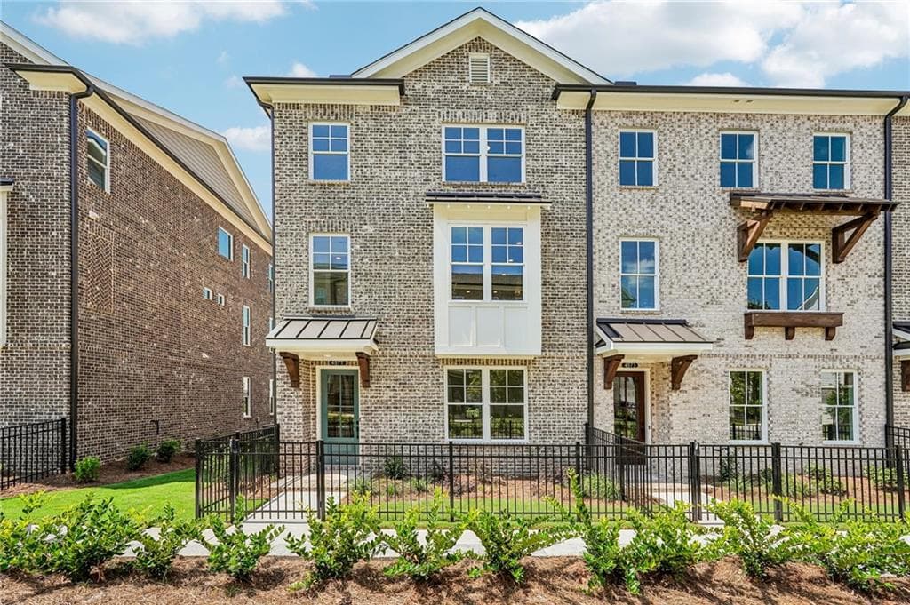 3 bedroom, 4 bathroom, 2,201 sq ft townhouse for sale at 4563 Deanston Court 387, Peachtree Corners, GA 30092 — photo 2