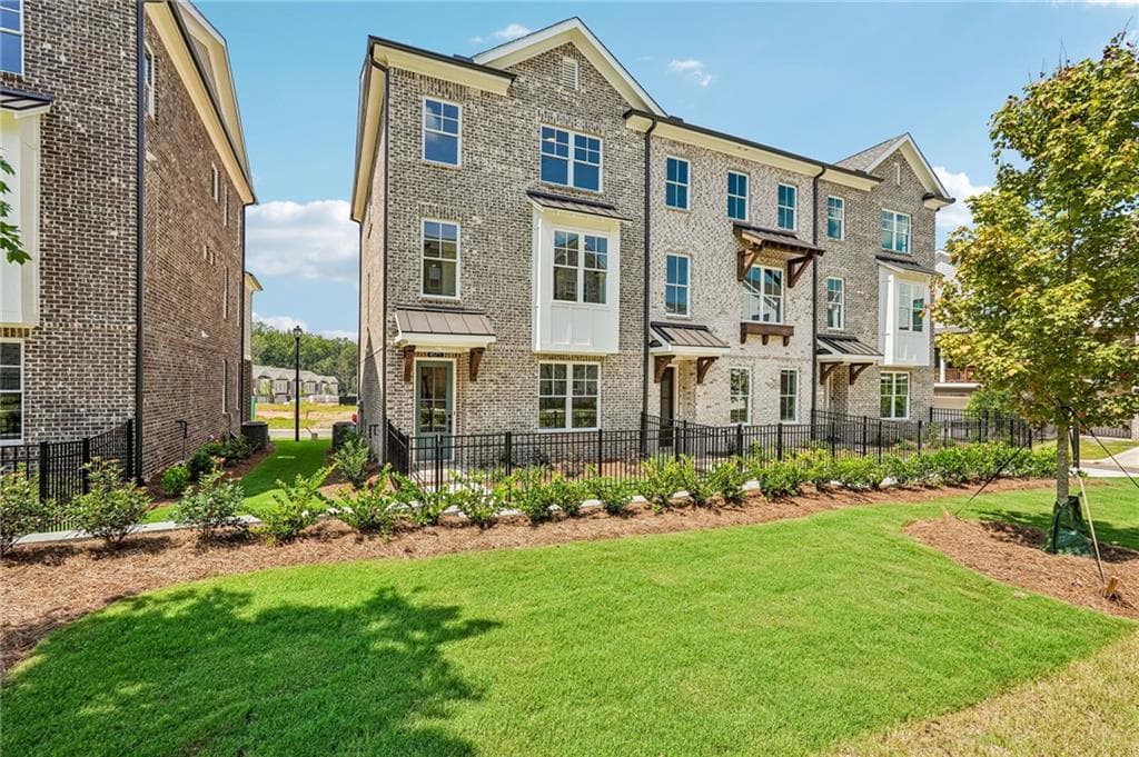 3 bedroom, 4 bathroom, 2,201 sq ft townhouse for sale at 4563 Deanston Court 387, Peachtree Corners, GA 30092 — photo 3