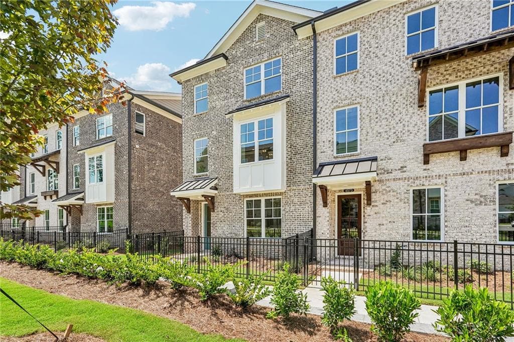 3 bedroom, 4 bathroom, 2,201 sq ft townhouse for sale at 4563 Deanston Court 387, Peachtree Corners, GA 30092 — photo 4