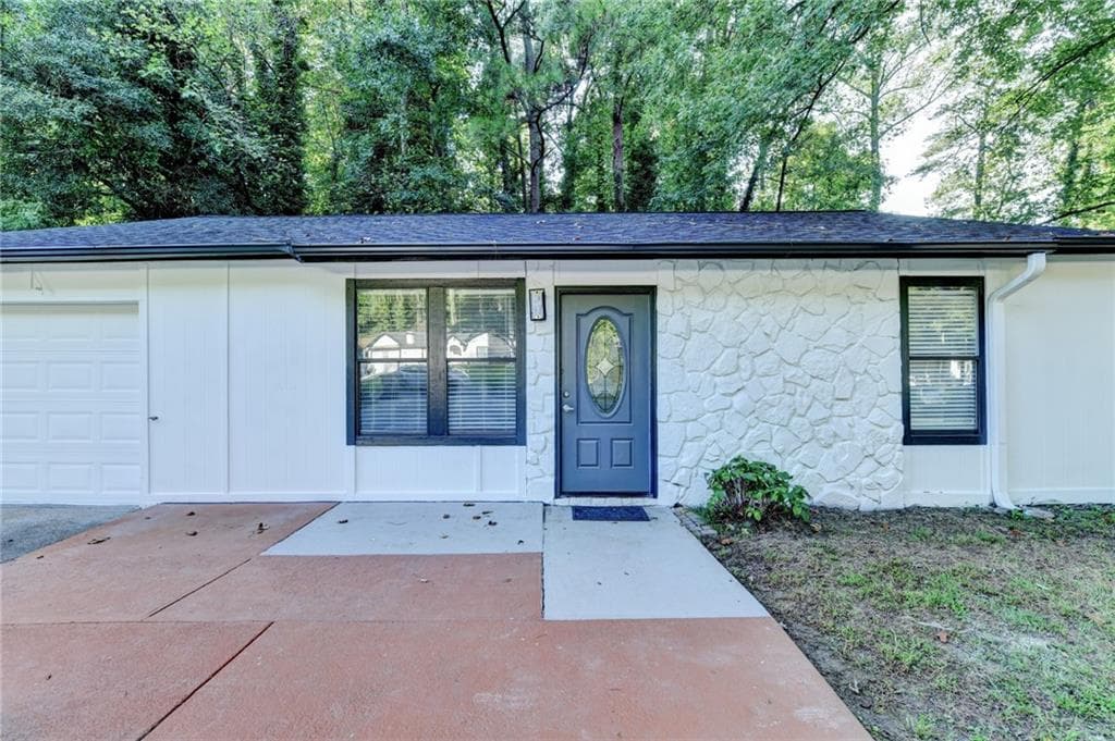 5 bedroom, 3 bathroom, 1,800 sq ft single family residence for sale at 1360 Sugarwood Lane, Norcross, GA 30093 — photo 5