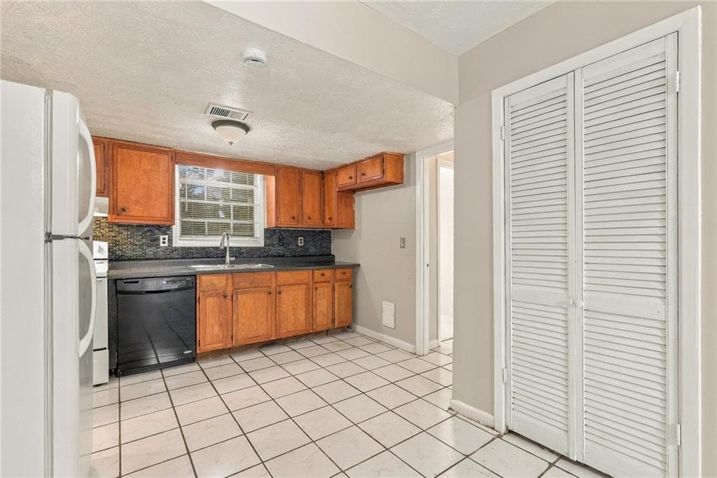 3 bedroom, 3 bathroom, 2,184 sq ft single family residence for rent at 1166 Shoreham Drive, Atlanta, GA 30349 for $1,820 a month — photo 3