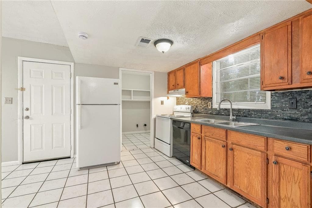 3 bedroom, 3 bathroom, 2,184 sq ft single family residence for rent at 1166 Shoreham Drive, Atlanta, GA 30349 for $1,820 a month — photo 4