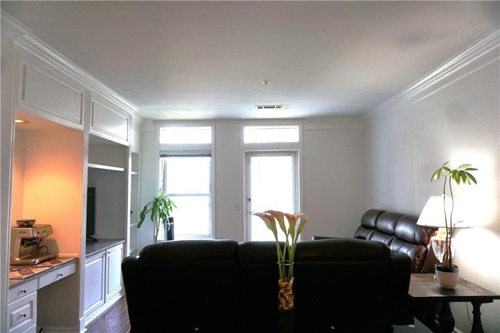 1 bedroom, 1 bathroom, 1,025 sq ft condominium for sale at 3334 Peachtree Road 601, Atlanta, GA 30326 — photo 8