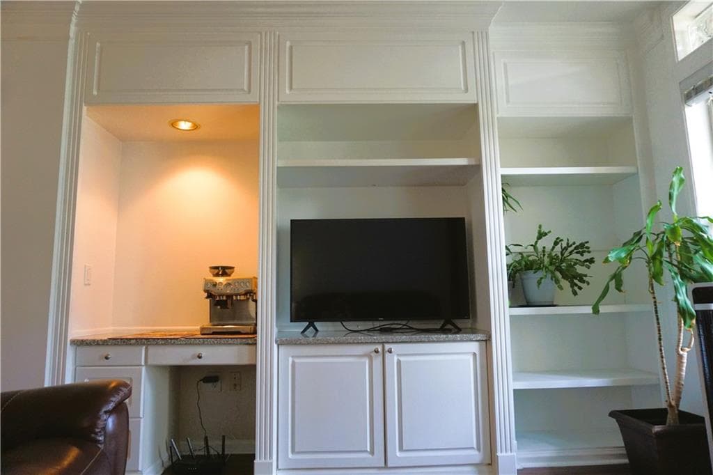 1 bedroom, 1 bathroom, 1,025 sq ft condominium for sale at 3334 Peachtree Road 601, Atlanta, GA 30326 — photo 9