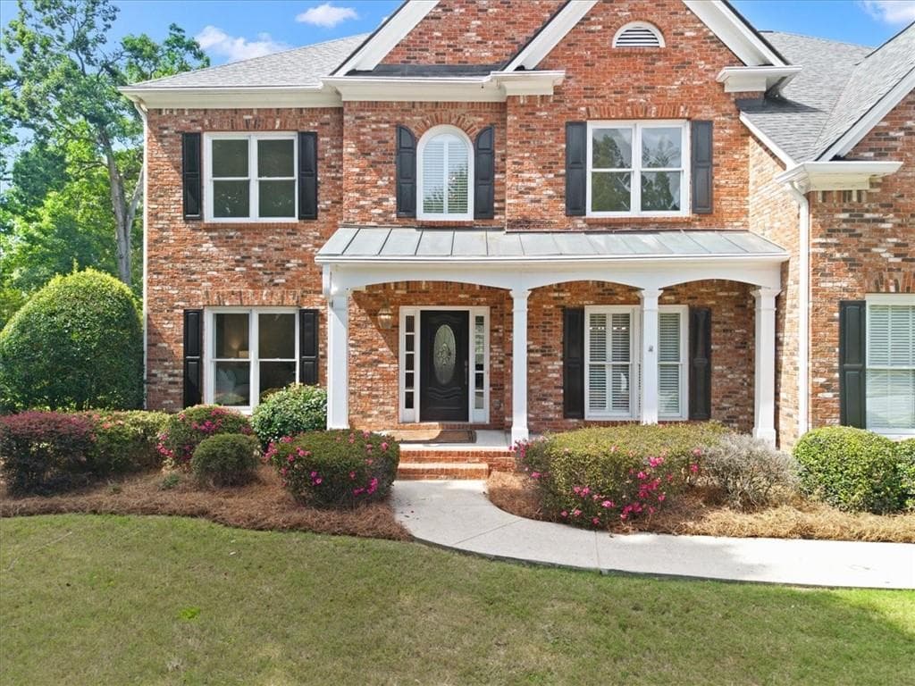 4 bedroom, 3 bathroom, 3,527 sq ft single family residence under contract at 500 Woodmoore Court, Atlanta, GA 30342 — photo 3