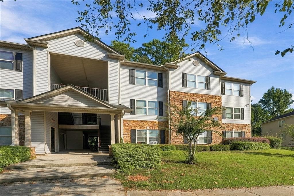 3 bedroom, 2 bathroom, 1,232 sq ft condominium for sale at 2102 Fairington Club Drive, Lithonia, GA 30038