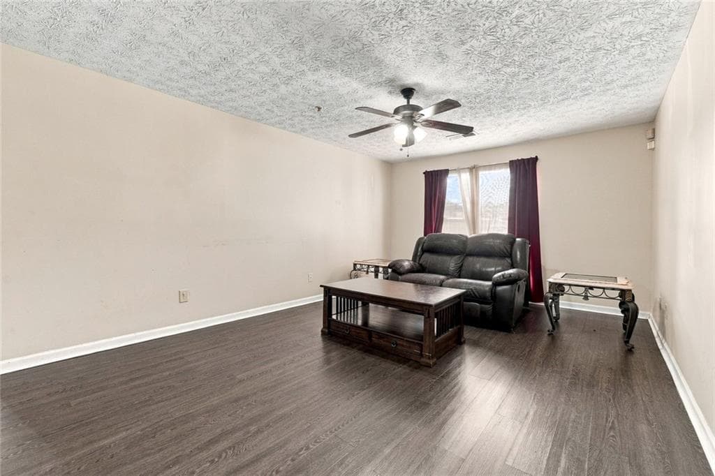 3 bedroom, 2 bathroom, 1,232 sq ft condominium for sale at 2102 Fairington Club Drive, Lithonia, GA 30038 — photo 4
