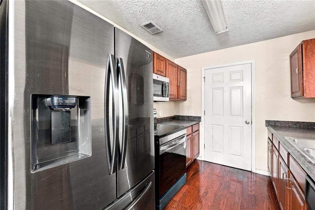 3 bedroom, 2 bathroom, 1,232 sq ft condominium for sale at 2102 Fairington Club Drive, Lithonia, GA 30038 — photo 5