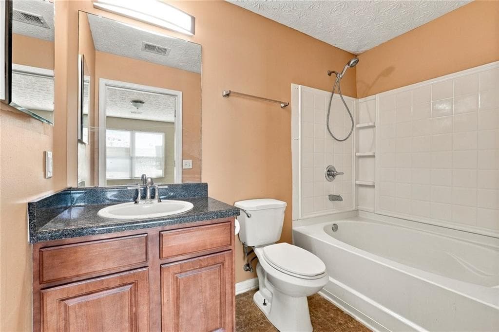 3 bedroom, 2 bathroom, 1,232 sq ft condominium for sale at 2102 Fairington Club Drive, Lithonia, GA 30038 — photo 8