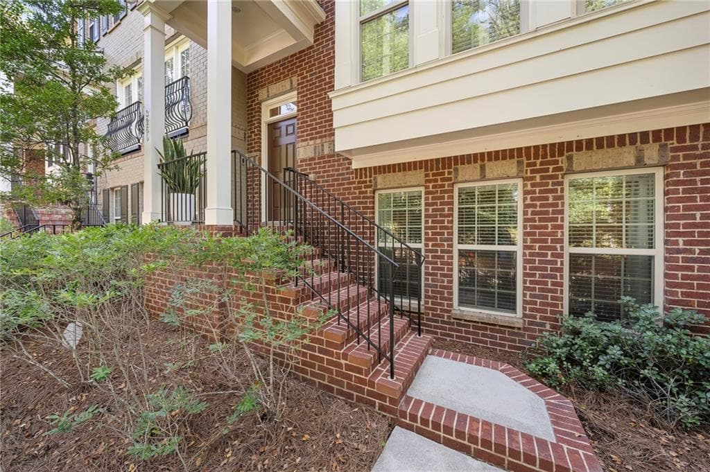 3 bedroom, 4 bathroom, 2,376 sq ft townhouse for sale at 3260 Ferncliff Lane, Atlanta, GA 30324 — photo 2