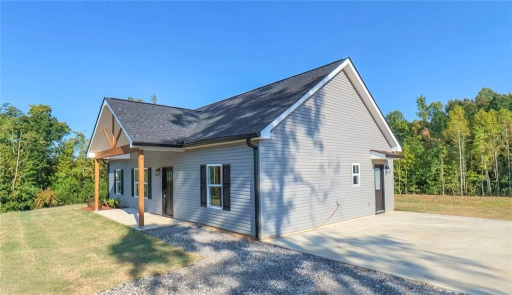 3 bedroom, 2 bathroom, 1,358 sq ft single family residence for sale at 204 Arbacoochee Road, Tallapoosa, GA 30176 — photo 2