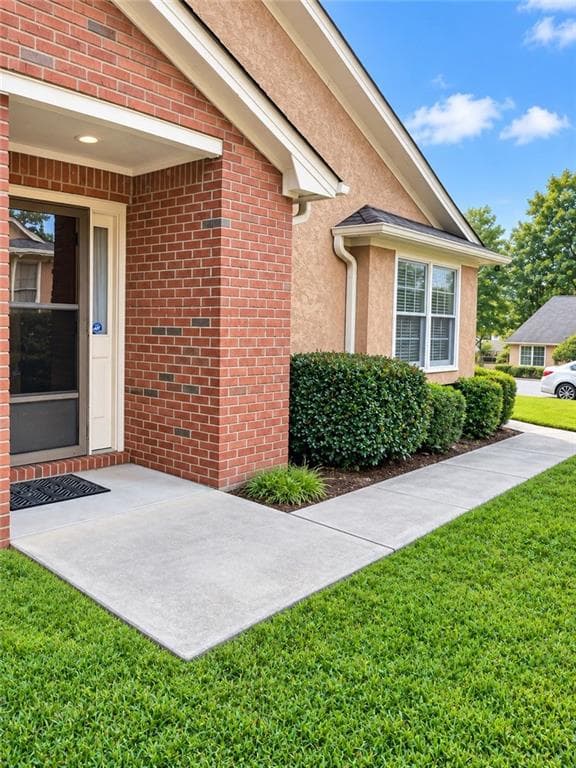 2 bedroom, 2 bathroom, 1,779 sq ft condominium for sale at 7109 Woodridge Lane, Union City, GA 30291 — photo 2