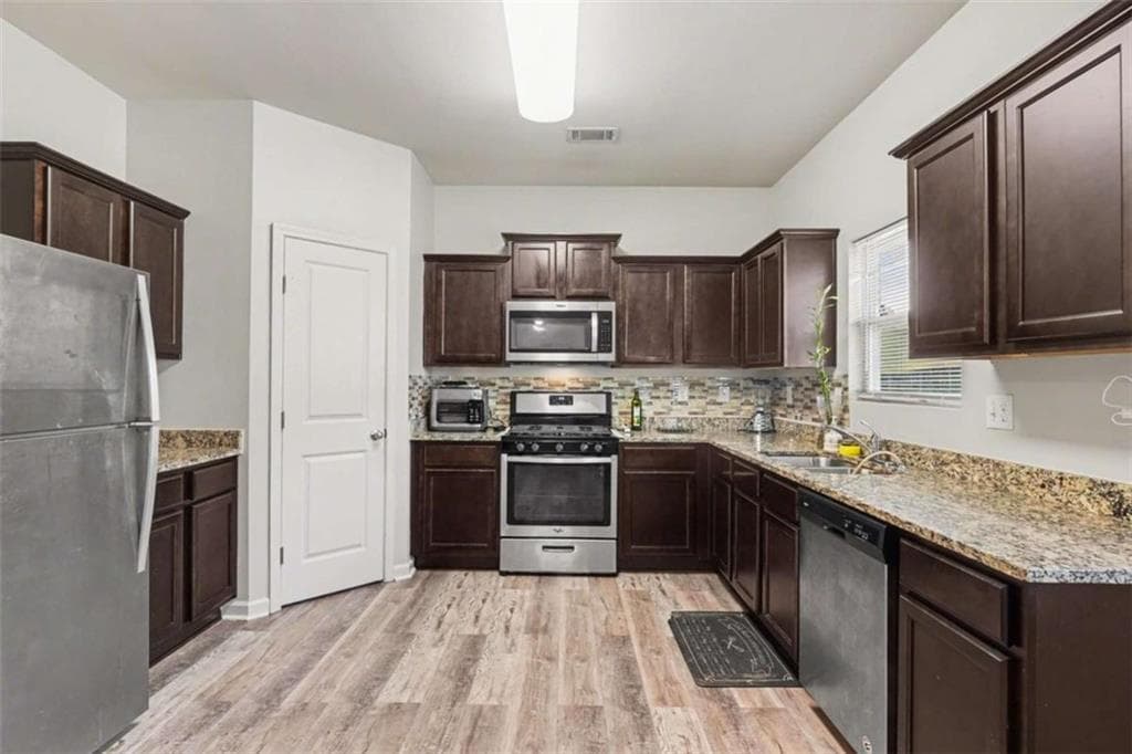 4 bedroom, 3 bathroom, 1,910 sq ft single family residence for sale at 2344 Clapton Court, Jonesboro, GA 30236 — photo 6